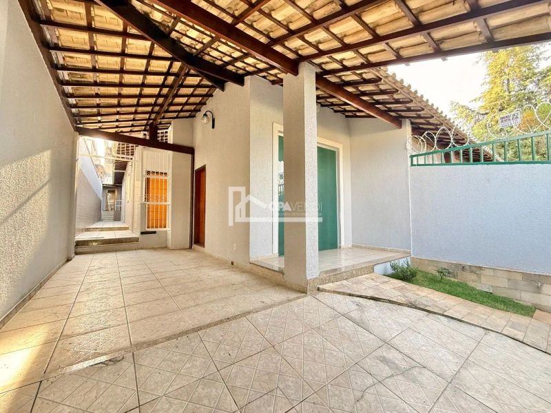 Casa com 3 quartos — Santa Mônica, Belo Horizonte