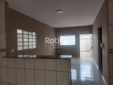 Casa com 3 Quartos para alugar, 110m² no Jardim das Palmeiras, Uberlândia