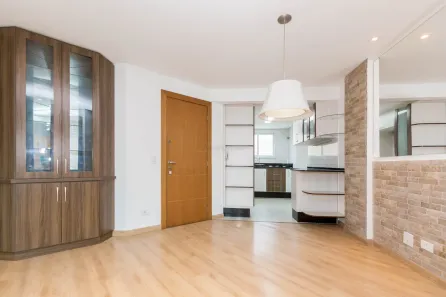 Apartamento com 2 Quartos para alugar, 72m² no Centro, Curitiba