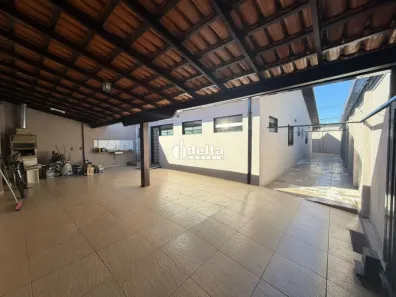 Casa com 3 Quartos para alugar, 200m² no Planalto, Uberlândia