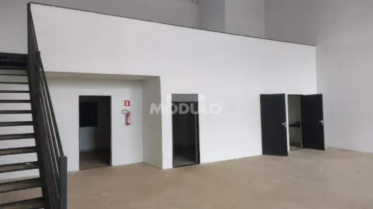 Galpão/Depósito/Armazém para alugar, 335m² no Novo Mundo, Uberlândia