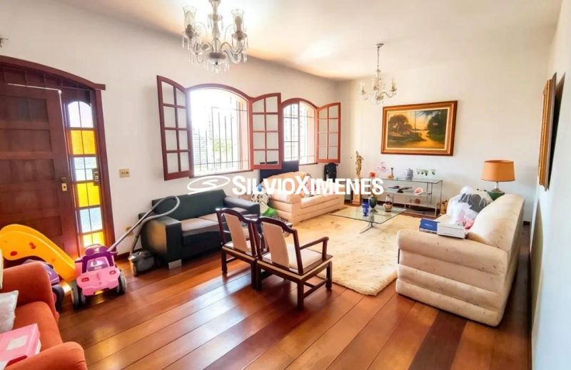 Casa com 4 quartos — Santo Antônio, Belo Horizonte