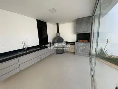 Casa com 3 Quartos para alugar, 260m² no Jardim Karaíba, Uberlândia