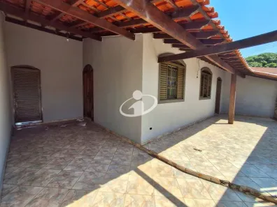 Casa com 3 Quartos para alugar, 150m² no Presidente Roosevelt, Uberlândia