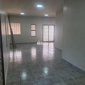 Casa com 3 Quartos para alugar, 260m² no Santa Mônica, Uberlândia