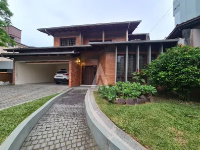 Sobrado com 5 Quartos à venda, 352m² no Atiradores, Joinville