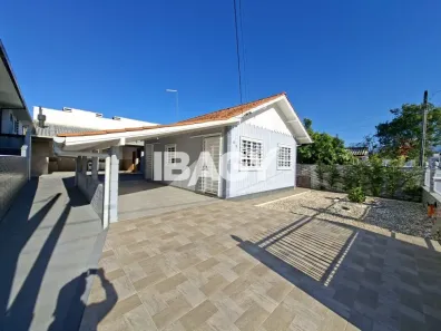 Casa com 2 Quartos para alugar, 126m² no Aririú, Palhoça