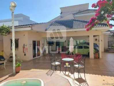 Casa com 3 Quartos para alugar, 356m² no Jardim Inconfidência, Uberlândia