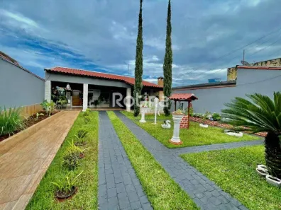 Casa com 2 Quartos à venda, 156m² no São Jorge, Uberlândia
