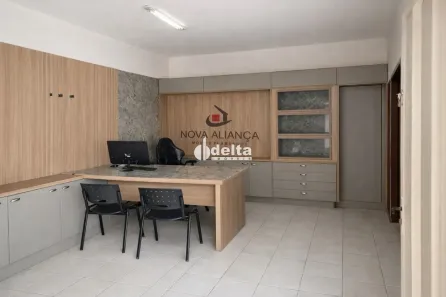 Ponto Comercial com 3 Quartos à venda, 400m² no São Jorge, Uberlândia