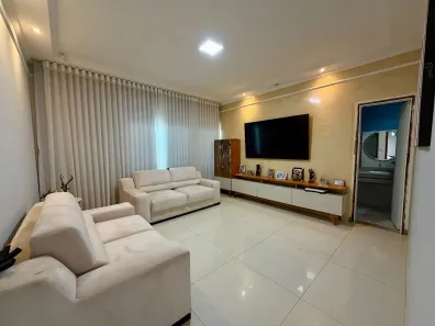 Casa com 4 Quartos à venda, 250m² no Santa Mônica, Uberlândia