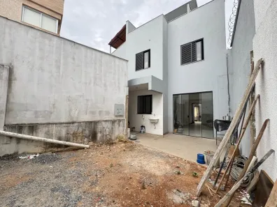 Casa com 3 Quartos à venda, 212m² no Planalto, Belo Horizonte