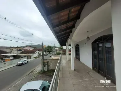 Sobrado com 3 Quartos para alugar, 310m² no Iririú, Joinville
