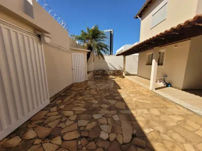 Sobrado com 5 Quartos à venda, 360m² no Jardim Karaíba, Uberlândia