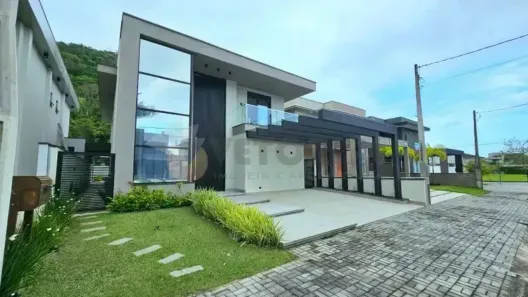 Sobrado com 4 Quartos à venda, 310m² no Balneário Copacabana, Caraguatatuba