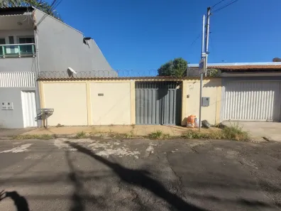 Casa com 2 Quartos para alugar, 150m² no Segismundo Pereira, Uberlândia