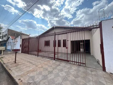 Casa com 3 Quartos à venda, 164m² no Leblon, Uberaba