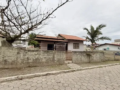Casa com 2 Quartos para alugar, 65m² no Itacolomi, Balneário Piçarras