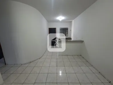 Casa com 2 Quartos para alugar, 55m² no Santa Rosa, Uberlândia