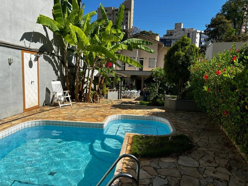 Casa com 4 quartos — Santa Lúcia, Belo Horizonte