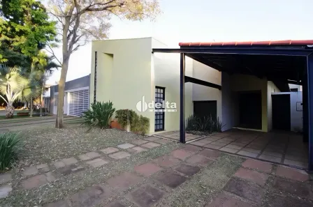 Casa com 4 Quartos para alugar, 300m² no Jardim Karaíba, Uberlândia