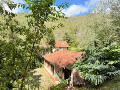 Casa com 3 Quartos para alugar, 1500m² no Araras, Petrópolis