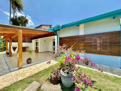 Casa de Condomínio com 4 Quartos para venda ou aluguel, 243m² no Petit Village, Cotia