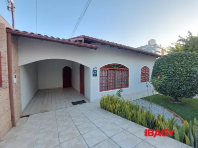 Casa com 5 Quartos para alugar, 225m² no Praia Comprida, São José