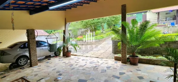 Casa com 3 Quartos para venda ou aluguel, 1300m² no Nogueira, Petrópolis