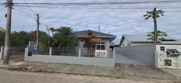 Casa com 3 Quartos para alugar, 200m² no Centro, Biguaçu