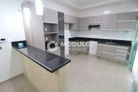 Casa com 3 Quartos para alugar, 231m² no General Osório, Uberlândia