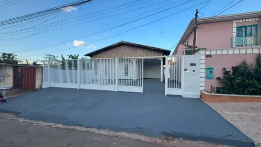 Casa com 3 Quartos para alugar, 227m² no Jardim América, Goiânia
