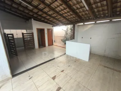 Casa com 3 Quartos para alugar, 150m² no Presidente Roosevelt, Uberlândia