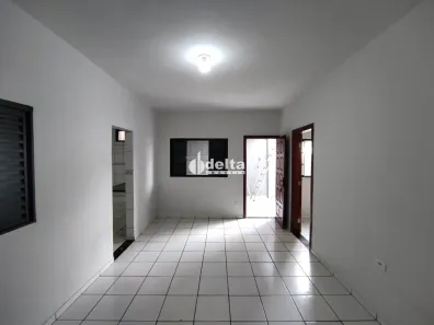 Casa com 2 Quartos para alugar, 50m² no Residencial Gramado, Uberlândia