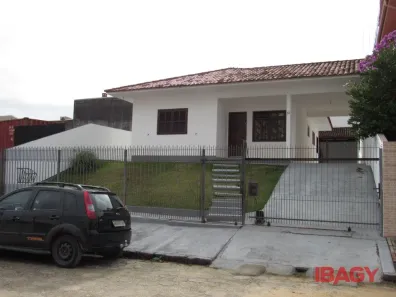 Casa com 3 Quartos para alugar, 147m² no Barreiros, São José