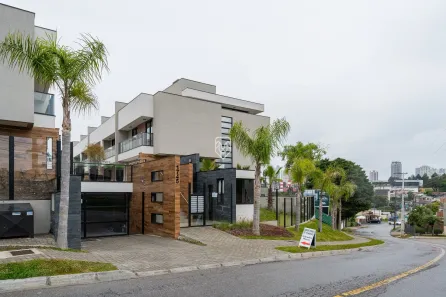 Casa de Condomínio com 3 Quartos à venda, 240m² no Santo Inácio, Curitiba