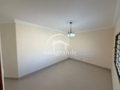 Casa com 3 Quartos para alugar, 250m² no Santa Mônica, Uberlândia