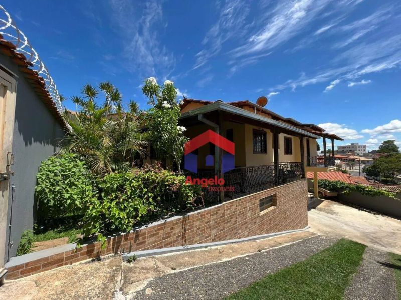 Casa com 5 quartos — Santa Mônica, Belo Horizonte