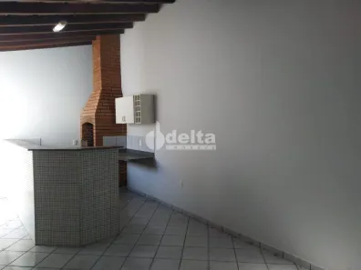 Casa com 3 Quartos para alugar, 180m² no Segismundo Pereira, Uberlândia