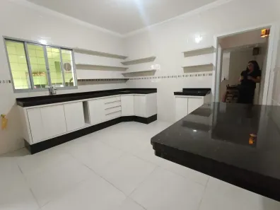 Sobrado com 3 Quartos para alugar, 200m² no Residencial Estoril, Taubaté