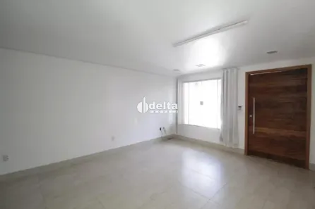 Casa com 4 Quartos para alugar, 337m² no Tibery, Uberlândia