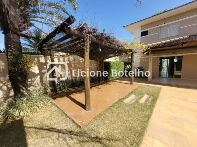 Casa de Condomínio com 3 Quartos para alugar, 250m² no Aclimação, Uberlândia