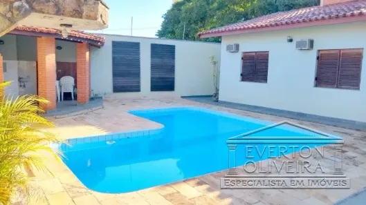 Casa com 3 Quartos para alugar, 342m² no Jardim Siesta, Jacareí