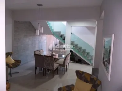 Casa com 4 Quartos à venda, 246m² no Jardim Europa, Uberlândia