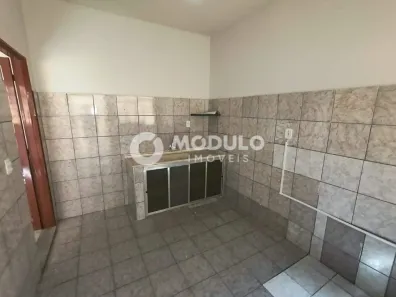 Casa com 2 Quartos para alugar, 70m² no Segismundo Pereira, Uberlândia