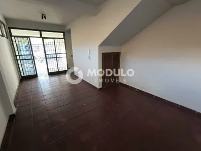 Casa com 3 Quartos para alugar, 110m² no Osvaldo Rezende, Uberlândia