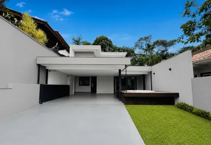 Casa com 3 Quartos para alugar, 195m² no Santo Antônio, Joinville