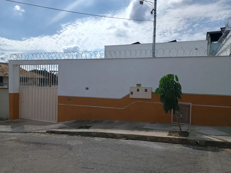 Casa com 6 quartos — Heliópolis, Belo Horizonte