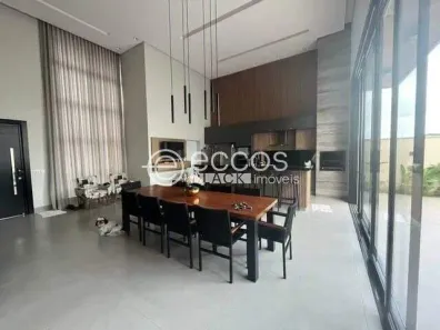 Casa de Condomínio com 3 Quartos à venda, 239m² no Laranjeiras, Uberlândia
