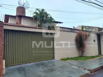 Casa com 3 Quartos para alugar, 234m² no Cidade Jardim, Uberlândia